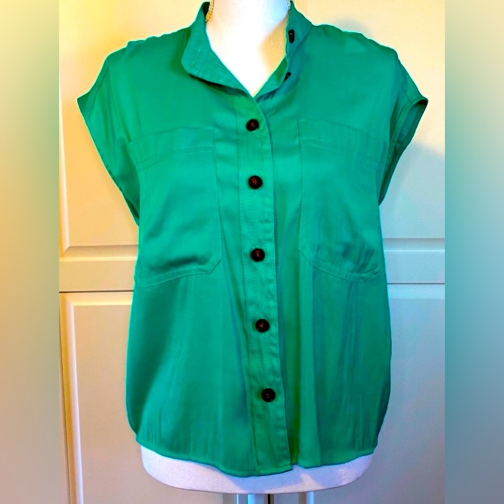 Banana Republic women blouse 
Color green
Size XL
